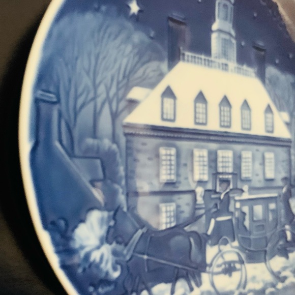 Royal Copenhagen Porcelain Christmas in America Decorative Plates, Christmas Eve - Picture 8 of 12